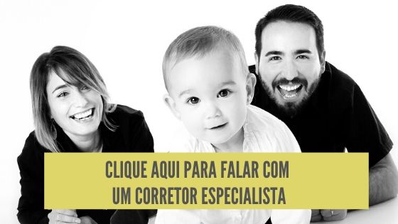 Pai, mãe e filhos felizes porque têm um seguro de vida 